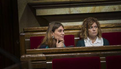 Las diputadas Jessica Albiach (der.) y Elisenda Alamany, de Catalunya en Comú, durante el pleno