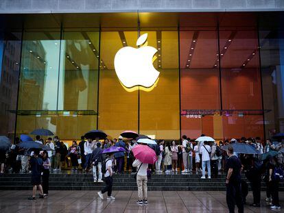 Los clientes esperan la apertura de una tienda de Apple en Shanghái (China), el pasado 22 de septiembre, ante el lanzamiento del iPhone 15.
