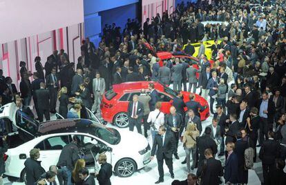 Asistentes a la Feria del Autom&oacute;vil de Par&iacute;s 