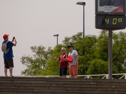 Sevilla/19-05-2022: Tres hombres hacen una foto ante un termmetro que marca 40 grados centgrados en Sevilla a primera hora de la tarde.FOTO: PACO PUENTES/EL PAIS