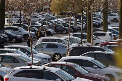 Parking full of cars at the Las Rozas Village shopping center in March 2018.
