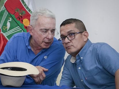 Álvaro Uribe y Manuel Pérez, durante un evento de campaña en Arauca, el pasado 24 de octubre.