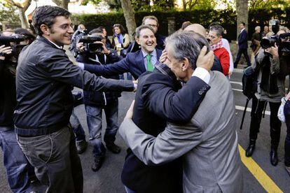 Ram&oacute;n J&aacute;uregui, ministro de la Presidencia, abraza a Od&oacute;n Elorza, exalcalde de San Sebasti&aacute;n, en presencia del diputado Eduardo Madina. 