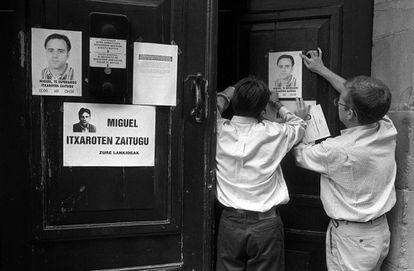 Dos concejales de Ermua colocan carteles con el rostro de su compañero Miguel Ángel Blanco en el Ayuntamiento de la localidad.