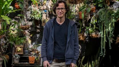 El productor de la serie de Netflix “Beloascarán”, Rodrigo Santos, en su casa de Ciudad de México.