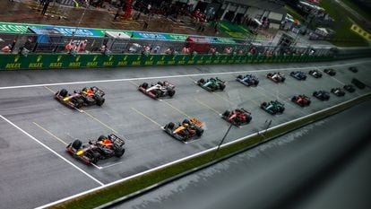 Max Verstappen y Sergio Pérez lideran una parrilla de arrancada en el Gran Premio de austria, el 2 de julio de 2023.