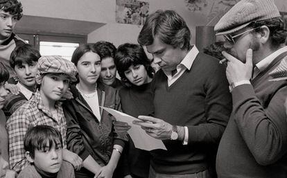 Felipe González, entonces secretario general del PSOE, reunido con familias de mineros en 1982.