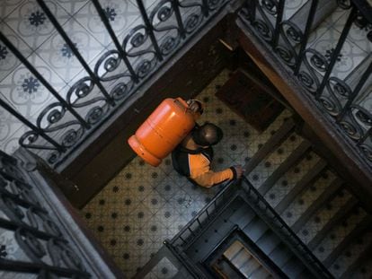 Un butaner puja una bombona en un pis de Barcelona.