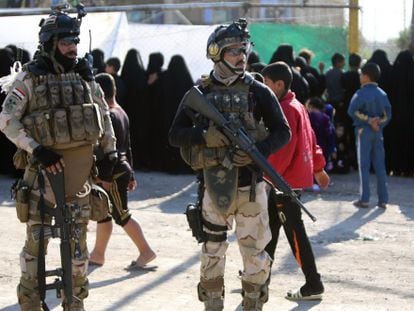 Soldados iraqu&iacute;es montan guardia mientras fieles chi&iacute;es celebran la Ashura en Bagdad, Irak