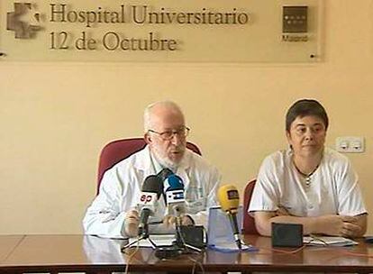 El gerente del hospital 12 de Octubre, Joaquín Martínez, y la jefa de neonatología, Carmen Pallás.