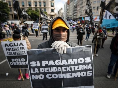 Grupos sociales se manifiestan contra de la crisis económica, este miércoles en Buenos Aires (Argentina).