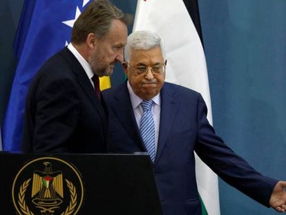 El presidente palestino, Mahmud Abbas (derecha) recibe al jefe de la presidencia colegiada bosnia, Bakir Izetbegovic, el miércoles en Ramala.