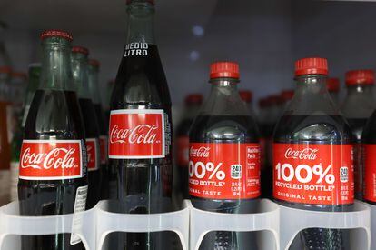 Botellas de Coca-Cola en una tienda en Corte Madera (California, EE UU).