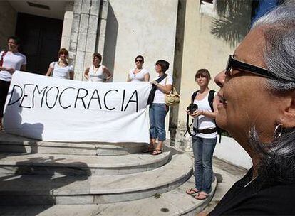 La líder anticastrista Marta Beatriz Roque (derecha) contempla la protesta semanal de las Damas de Blanco en La Habana.