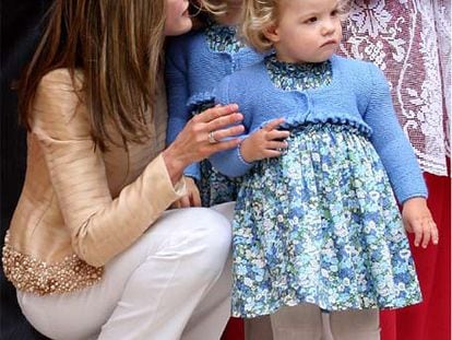 La princesa Letizia habla con sus hijas, Leonor y Sofía, ayer.