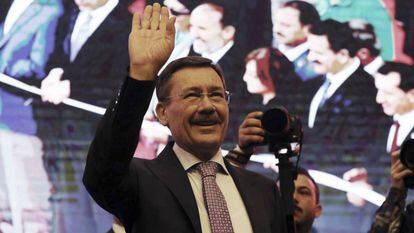 Melih Gokcek, alcalde de Ankara, tras anunciar su renuncia, este sábado en Ankara.