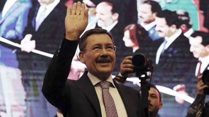 Melih Gokcek, alcalde de Ankara, tras anunciar su renuncia, este s&aacute;bado en Ankara.