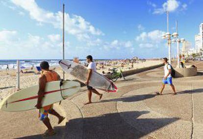 Surfistas en el paseo marítimo de Shlomo Lahat, en Tel Aviv.
