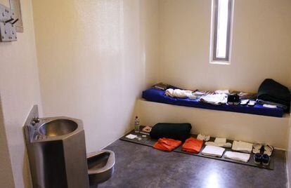 Una de las celdas de la prisión militar para supuestos terroristas en la base naval de Guantánamo.