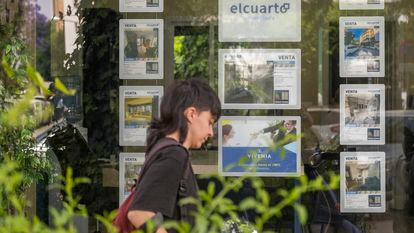 Carteles de viviendas en venta en una inmobiliaria de Sevilla.