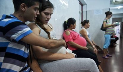  Adolescentes argentinos esperan en una consulta m&eacute;dica de Buenos Aires. 