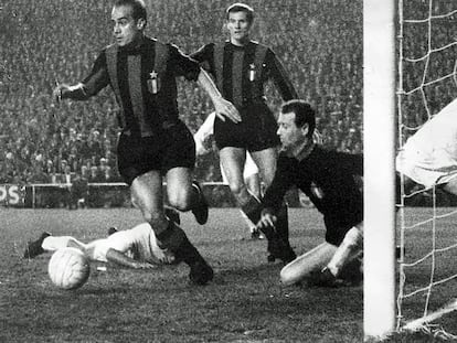 Suárez rescata un balón del área chica, en presencia de Facchetti, Sarti y Pirri, en el Bernabéu.