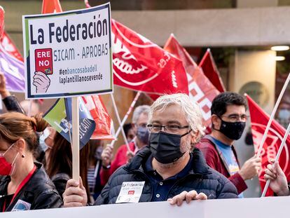 Empleados del Banco Sabadell en una manifestación de rechazo al ERE este mes de octubre.