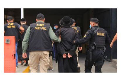 La Policía de Guatemala detiene a miembros de Lev Tahor para su extradición a Estados Unidos, en julio de 2021.