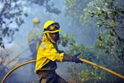 Bomberos luchan contra las llamas en un incendio en Salgueiral, Portugal. EFE/Archivo