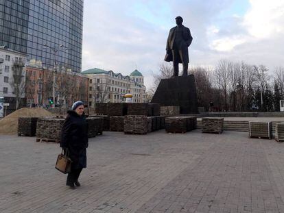 Estatua de Lenin en una plaza del centro de Donetsk, donde están arreglando el pavimento.