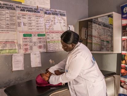 La doctora Hajanata Balhelomeu, de 37 años, examina a Zannab Alhassan, de cuatro años, en una clínica en Yola, en el estado de Adamawa, al noreste de Nigeria.