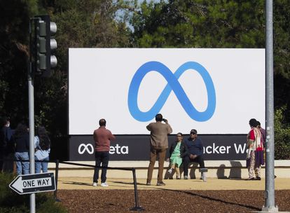 Facebook headquarters in Menlo Park (California), which yesterday sported the new Meta logo instead of the traditional thumbs-up that made the social network famous.