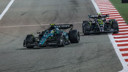 Fernando Alonso adelantaba el domingo a Lewis Hamilton, durante el GP de Baréin.
