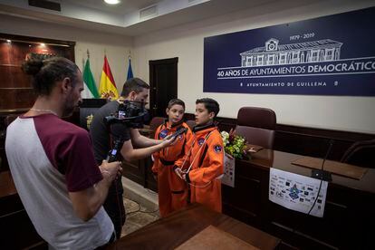 Dos alumnos del colegio atienden a los medios antes del viaje a la sede de la NASA. 