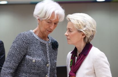 La presidenta del BCE, Christine Lagarde, junto a la presidenta de la Comisión Europea, Ursula von der Leyen, durante la cumbre de hoy.