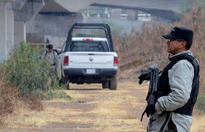 Un policía resguarda el lugar donde se encontró una toma clandestina de combustible.