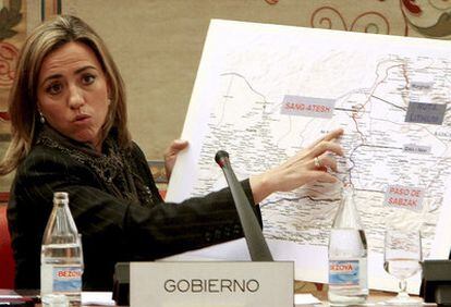 La ministra de Defensa, Carme Chacón, señala en un mapa el lugar del último atentado contra las tropas españolas.