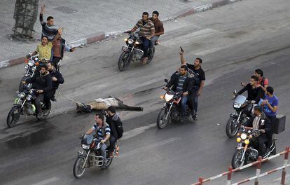 Un grupo de palestinos arrastra el cuerpo de un hombre acusado de espiar para Israel en la Franja de Gaza.