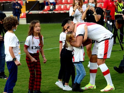 Falcao con sus hijos durante su presentación en Vallecas.