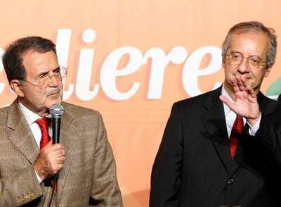 Romano Prodi (izquierda) se dirige a la prensa junto al alcalde de Roma y recién elegido líder del Partido Democrático, Walter Veltroni, ayer en la capital italiana.