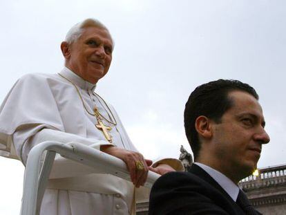 En primer plano, Paolo Gabriele, mayordomo del papa Benedicto XVI (al fondo) en una imagen de 2006.