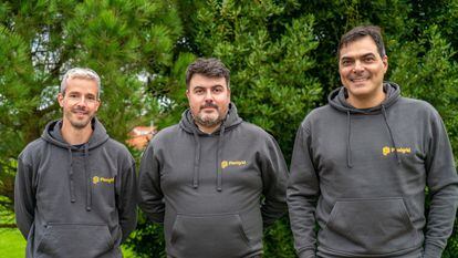 Los tres fundadores de Plexigrid, desde la izquierda, Rubén Medina, Pablo Arboleya y Alberto Méndez.