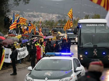 El furgón de la Guardia Civil con los políticos independentistas sale de la prisión de Brians hacia Madrid. En vídeo, así trasladan a Madrid a los nueve presos del 'procés'.