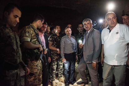 El ministro de Asuntos Exteriores libanés, Yebran Basil, visita este mes la cueva donde Al Qaeda encarceló y ejecutó a varios soldados libaneses en las afueras de Arsal