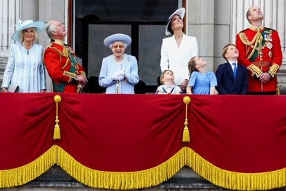 Los fastos del Jubileo de Platino en conmemoración de los 70 años de reinado de Isabel II (de 96 años) han comenzado este jueves en Londres con el Trooping The Colour, el multitudinario desfile militar con que celebra a principios de junio el cumpleaños oficial de la soberana. Una de las imágenes más esperadas ha sido la foto de familia. De izquierda a derecha, Camila de Cornualles, Carlos de Inglaterra, Isabel II, Kate Middleton, sus tres hijos y Guillermo de Inglaterra.
