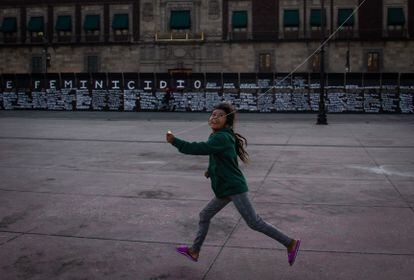 Una niña juega frente a Palacio Nacional antes de la marcha del 8M en Ciudad de México, el 7 de marzo de 2021.