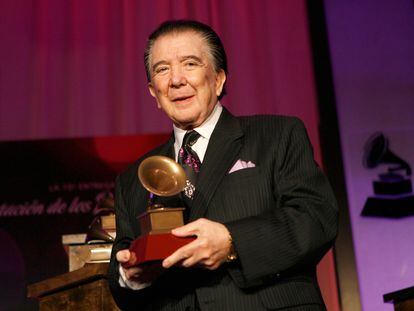 Roberto Cantoral recibe el Premio del Consejo Directivo de La Academia Latina de la Grabación el 4 de noviembre de 2009 en Las Vegas.