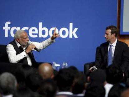 El primer ministro indio, Narendra Modi, y Mark Zuckerberg, en la sede de Facebook en 2015.