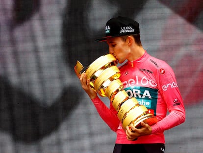 Jai Hindley, en el último podio del Giro de 2022, besa el trofeo Senza Fine.