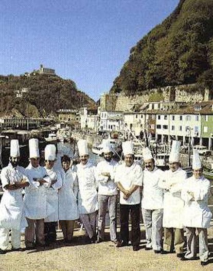 Los diez sukaldaris en el puerto de San Sebastián, 1976.